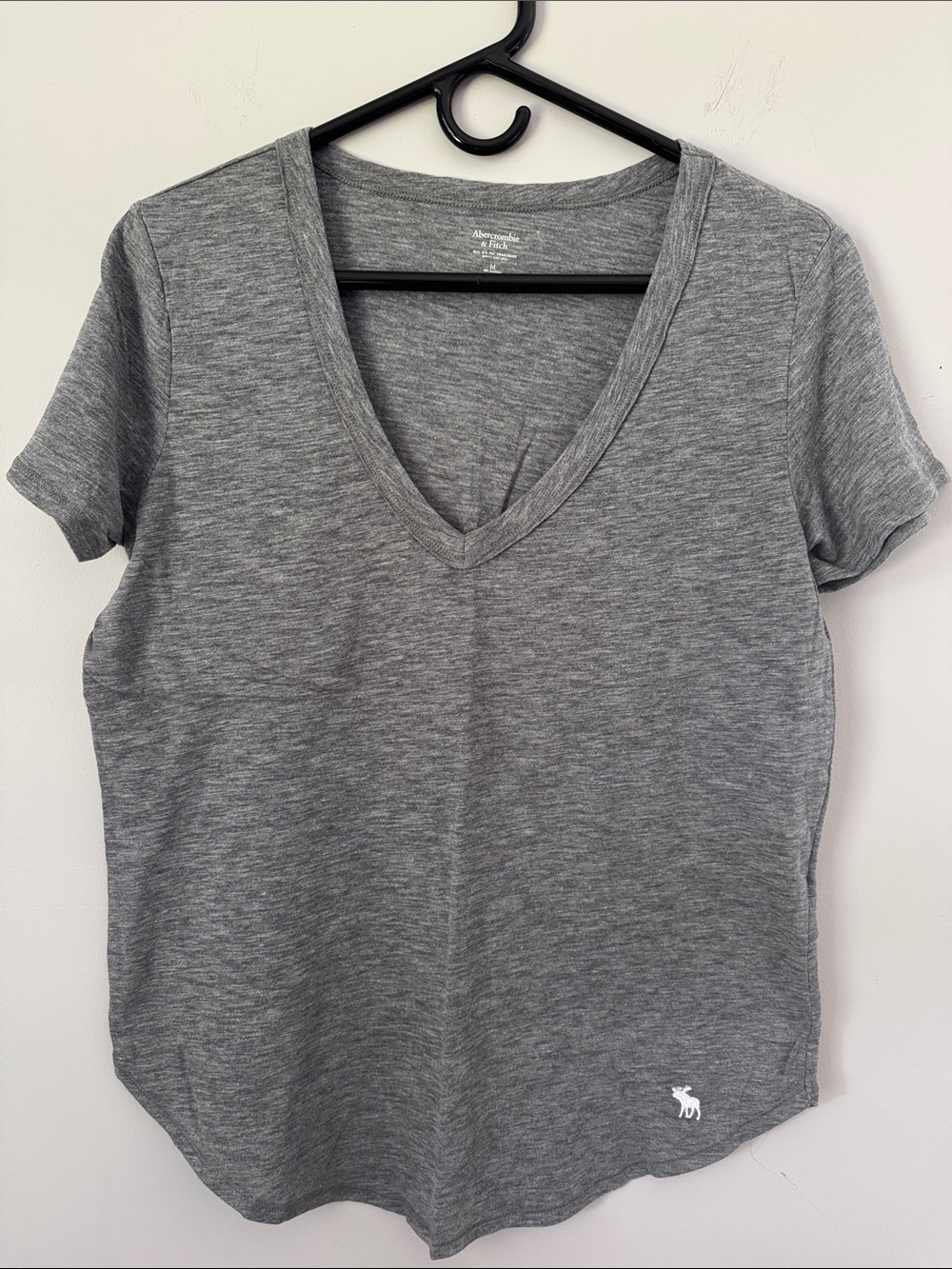 🆕 Abercrombie & Fitch outlet v-neck women’s tee gray - M